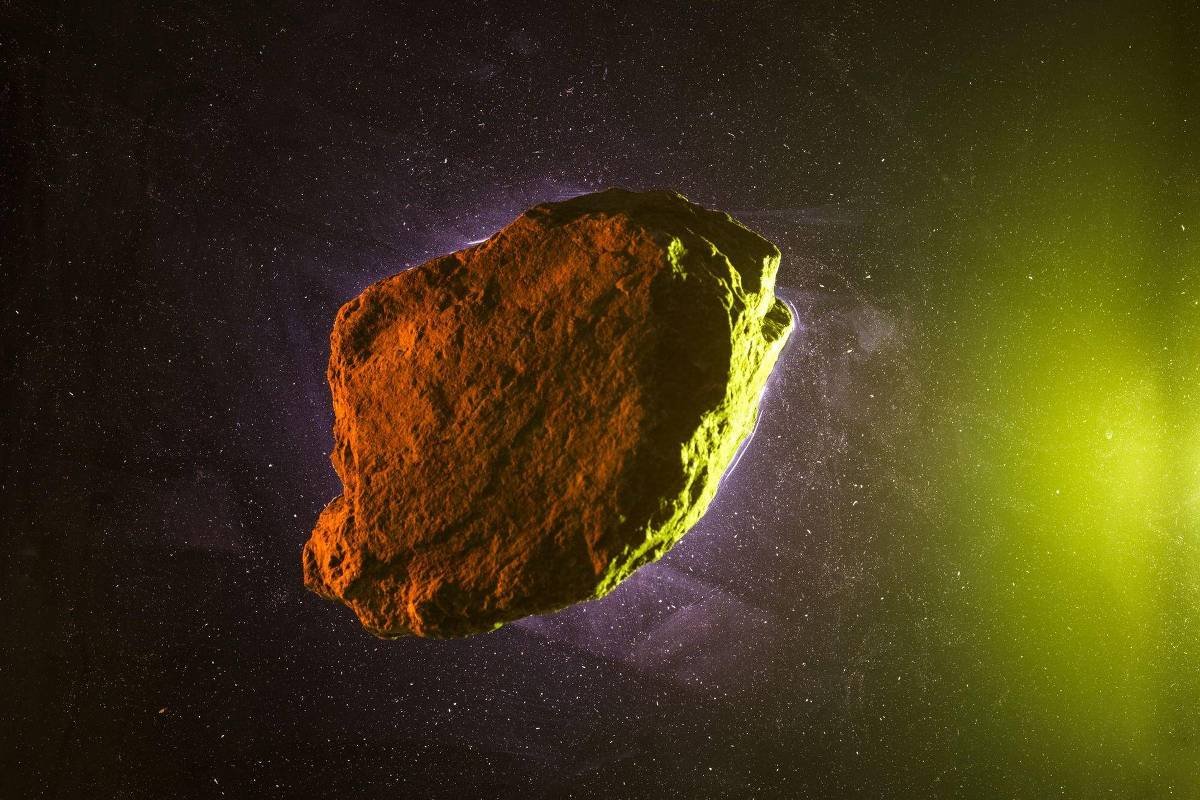 A imagem mostra um asteroide flutuando no espaço, iluminado por uma luz verde e com um fundo escuro salpicado de estrelas. O asteroide tem uma superfície irregular e apresenta tons de laranja e marrom.