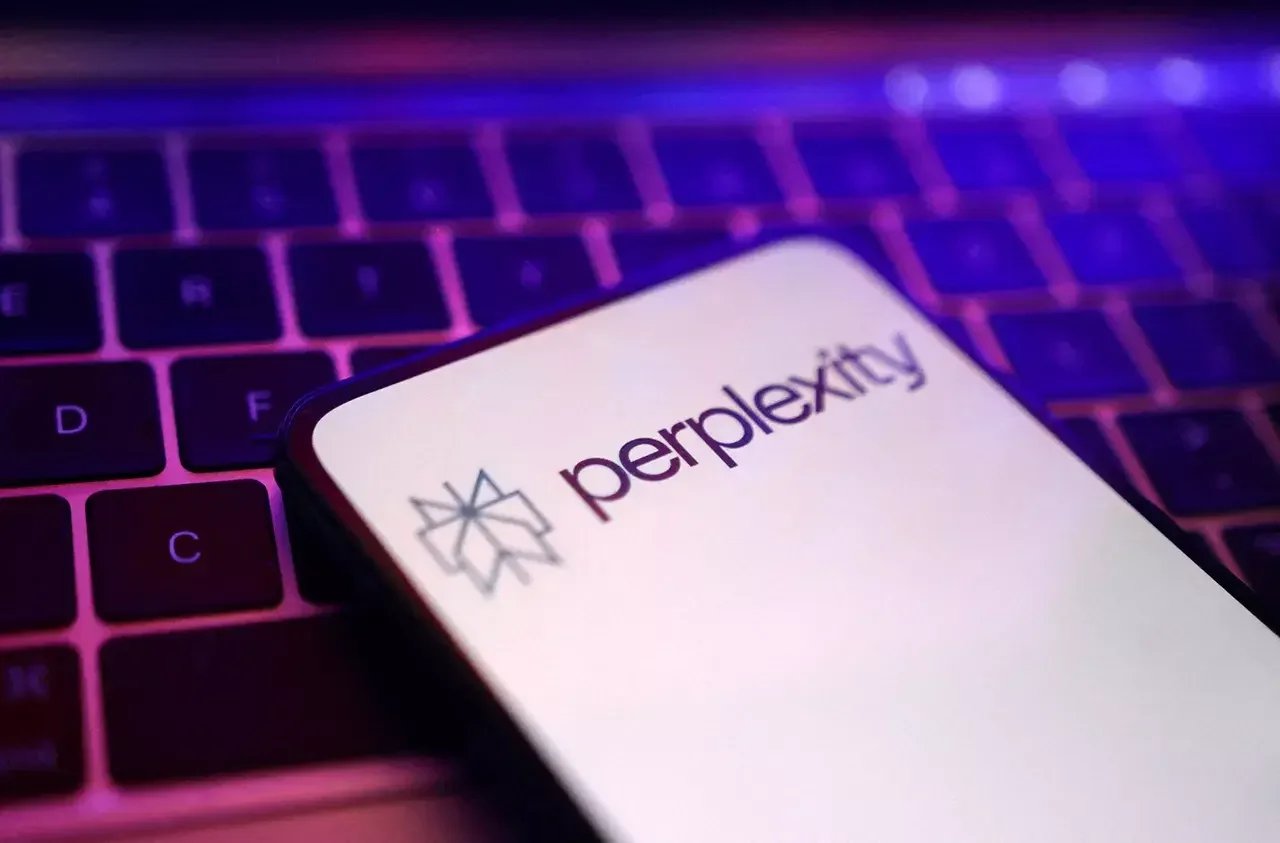 Tela principal de um smartphone com o logo do Perplexity.