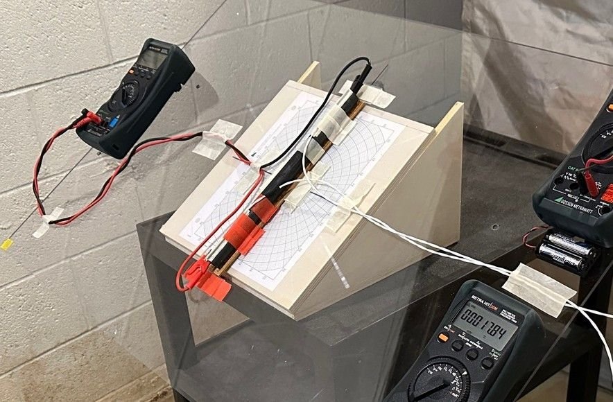 a-imagem-mostra-o-cilindro-utilizado-no-experimento-sobre-a-geração-de-energia-por-meio-da-rotação-da-terra