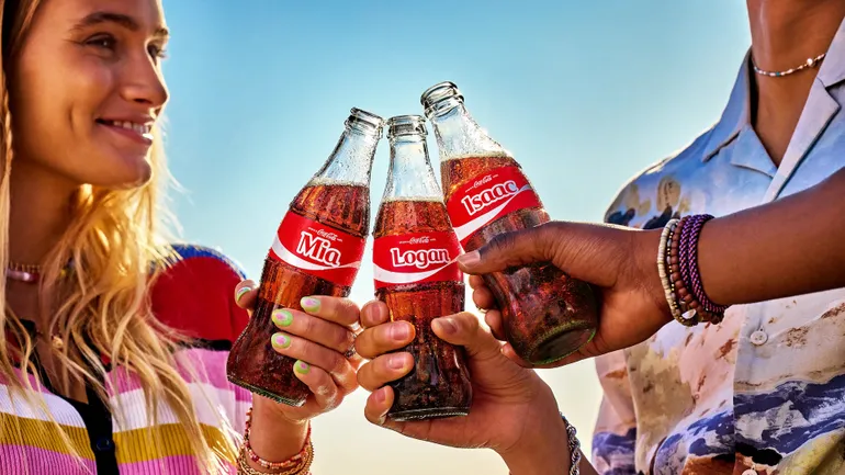 A Coca -Cola atualiza 'Compartilhe uma coca' para alcançar a geração Z com experiências digitais
