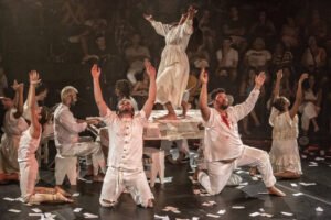 Caio Blat dirige 'Irmãos Karamázov' em SP - 07/03/2025 - Mise-en-scène