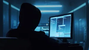 Hacker de computador em capuz obscurecido conceito de rosto escuro de ataque de hacker, software infectado por vírus, da DA