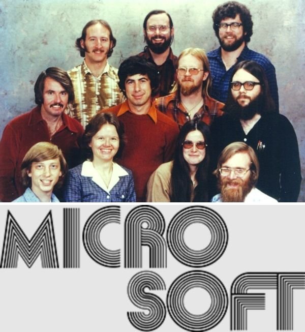 Uma montagem de duas imagens. Na primeira, várias pessoas posam sorridentes para uma foto corporativa. Na segunda, a primeira logo da história da Microsoft.