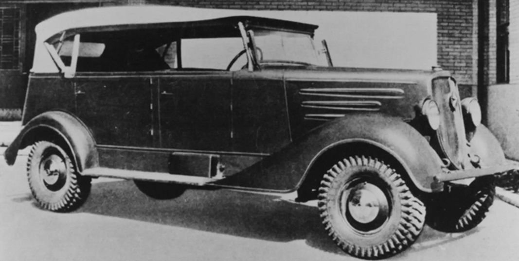 Um carro antigo da Mitsubishi.