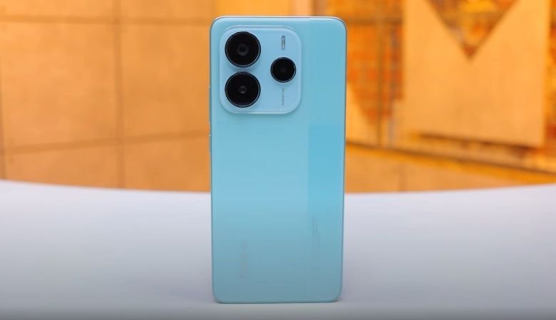 O Redmi Note 14 visto de trás.