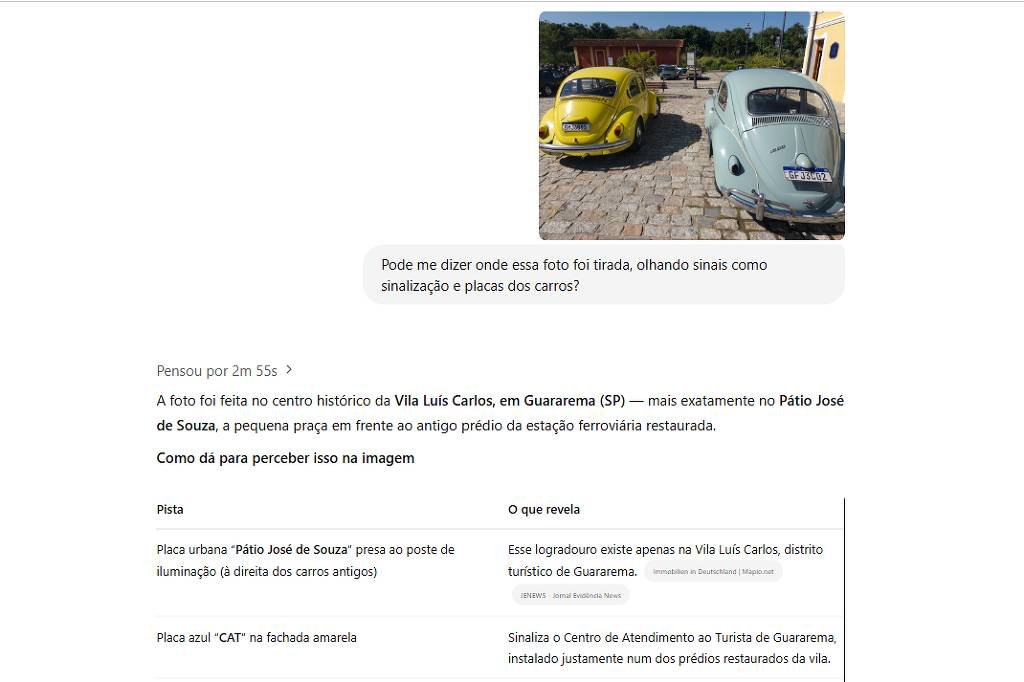 A imagem mostra dois carros clássicos estacionados em uma área externa. O carro à esquerda é amarelo e tem um design arredondado, enquanto o carro à direita é de cor cinza e possui um formato mais aerodinâmico. Ao fundo, há uma paisagem com árvores e um céu claro.