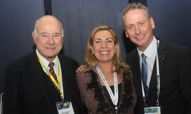 Guillermo Alcorta, da PANROTAS, recebe Solange e Luís Vabo