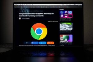 A imagem mostra um laptop com a tela exibindo uma notícia sobre o Google Chrome, que agora suporta