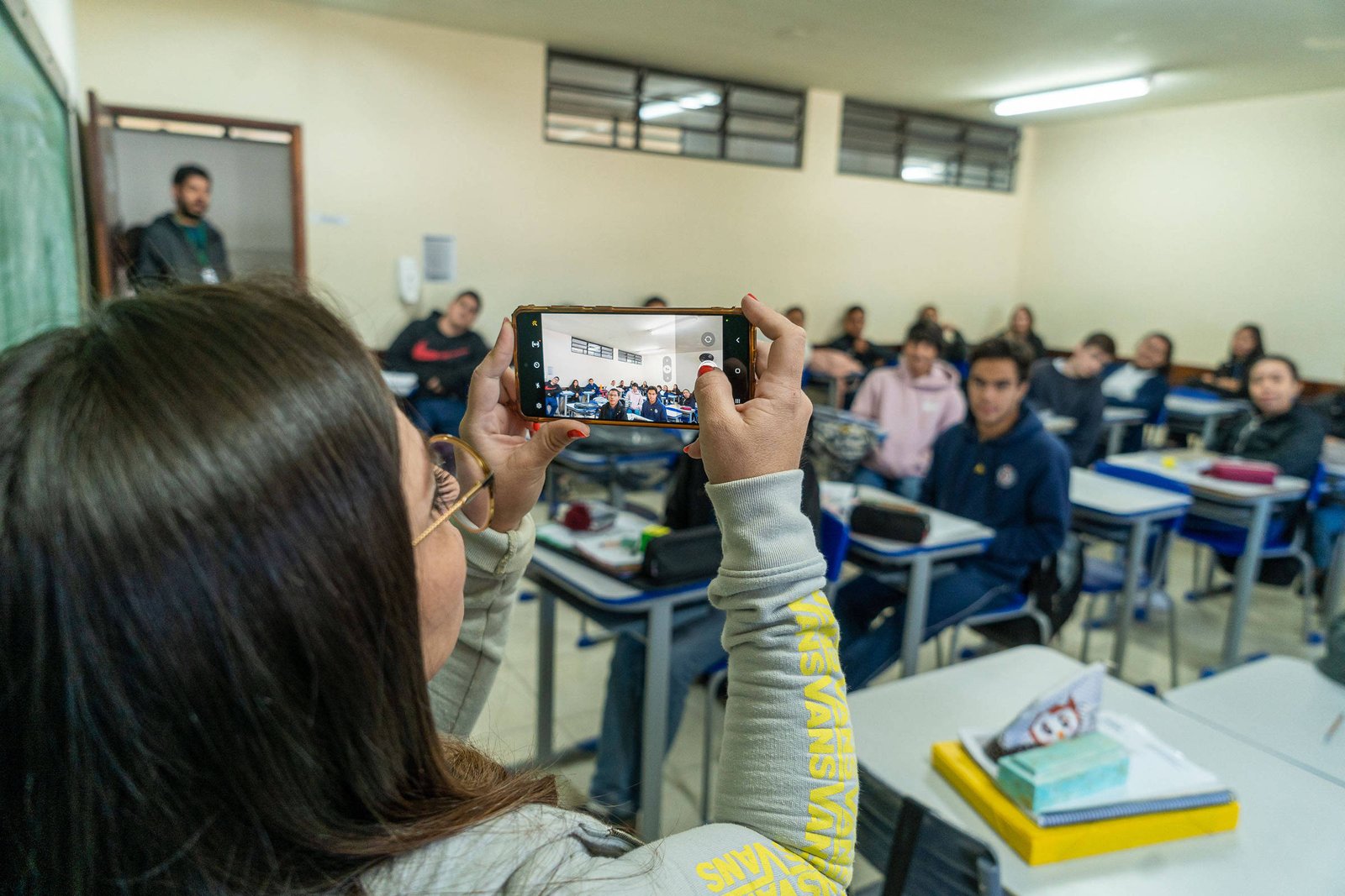 Desde 2023, as escolas estaduais do Paraná tiveram que passar a a usar reconhecimento facial para controlar a frequência escolar dos alunos.