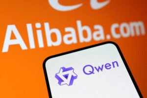 A imagem mostra um smartphone com a tela exibindo o logotipo do Qwen, que é um ícone estilizado em roxo. Ao fundo, há um grande painel laranja com o texto