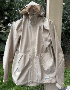 A imagem pode conter: roupas, casaco, jaqueta e capa de chuva