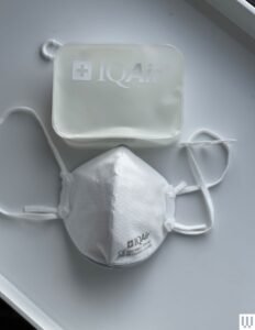 A imagem pode conter: roupas, chapéu, boné, roupas de banho, boné de banho e capô