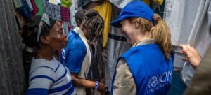 A diretora-geral da Organização Internacional para Migrações, Amy Pope, encontra-se com pessoas deslocadas em Porto Príncipe, Haiti