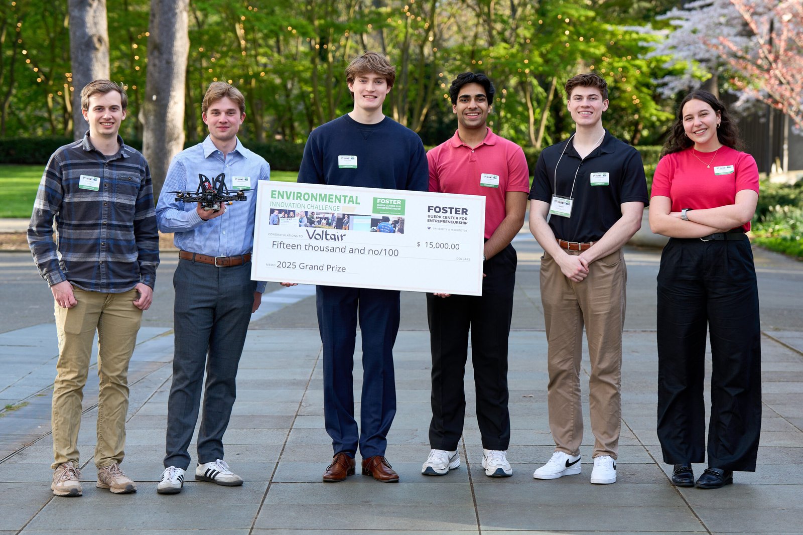 Drones de carga auto-carregada para inspeções de linha de energia Prêmio Top Top no UW Enviro Innovation Contest