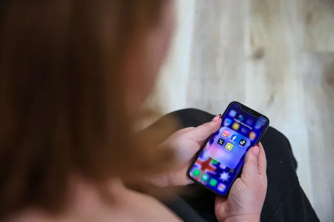 IAB: À medida que as marcas diversificam os gastos com anúncios, as empresas de mídia de médio porte crescem mais rápidas