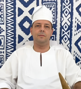 Babá Olúwo Ifádíyà - sacerdote e líder espiritual dedicado à prática da religião tradicional de Ifá