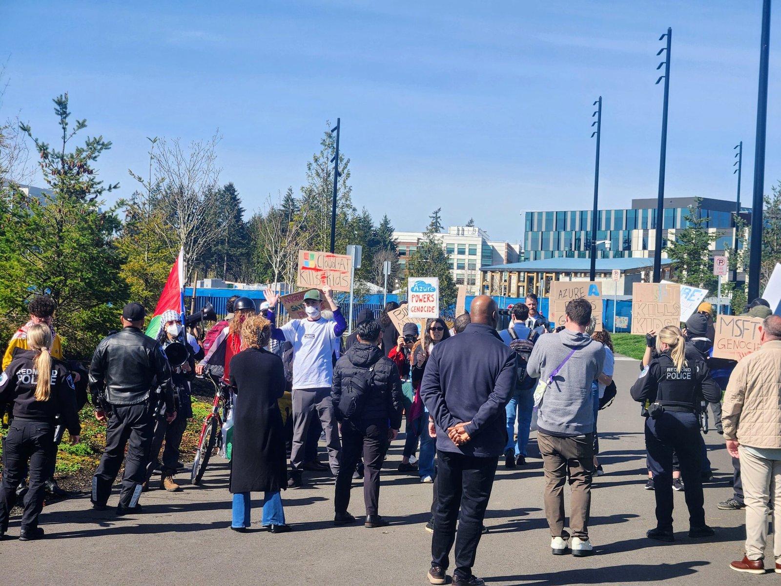 Relatório: Microsoft dispara dois funcionários que protestaram no evento de 50 anos