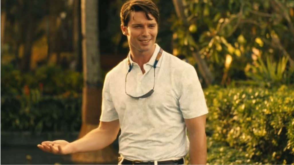 patrick schwarzenegger em uma cena da série the white lotus