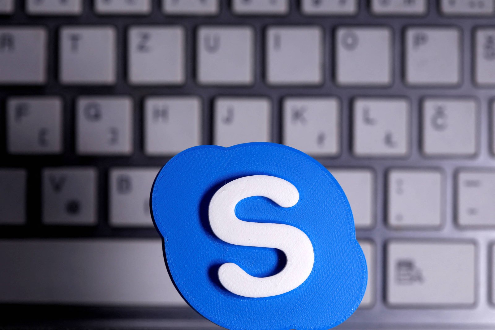 A imagem mostra o logotipo do Skype, que é um ícone azul com a letra