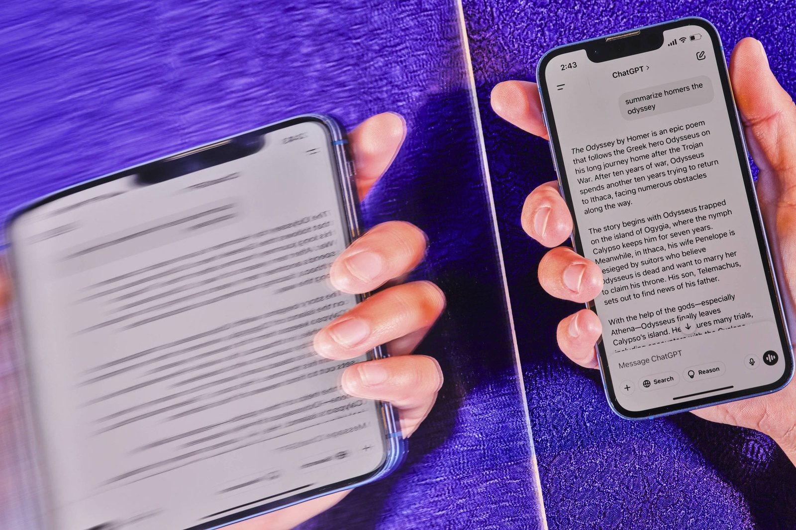 A imagem mostra duas mãos segurando um smartphone e um tablet. O smartphone exibe um texto em uma tela clara, enquanto o tablet reflete uma imagem distorcida do texto. O fundo é de uma cor roxa vibrante, criando um contraste com os dispositivos.