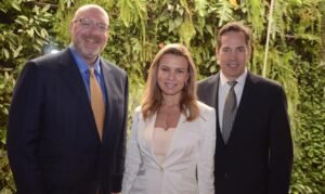 Mike Eberhard, presidente da Concur, Valéria Soska, diretora geral da Concur Brasil, e Bob Robinson, gerente geral para América Latina da Concur