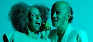 A cantora e compositora Iara Rennó com seu amigo e parceiro musical Curumim