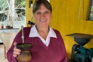 Olga Wenglarek bebendo chimarrão, uma bebida tradicional do sul do Brasil feita com erva-mate