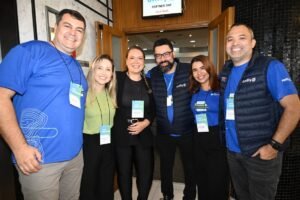 Fabiane Batista e Claudia Frigeri, da Latam, entre Marcus Nunes, Elvimar Martins, Rafaela Caroline e Peterson Prado, da Onfly