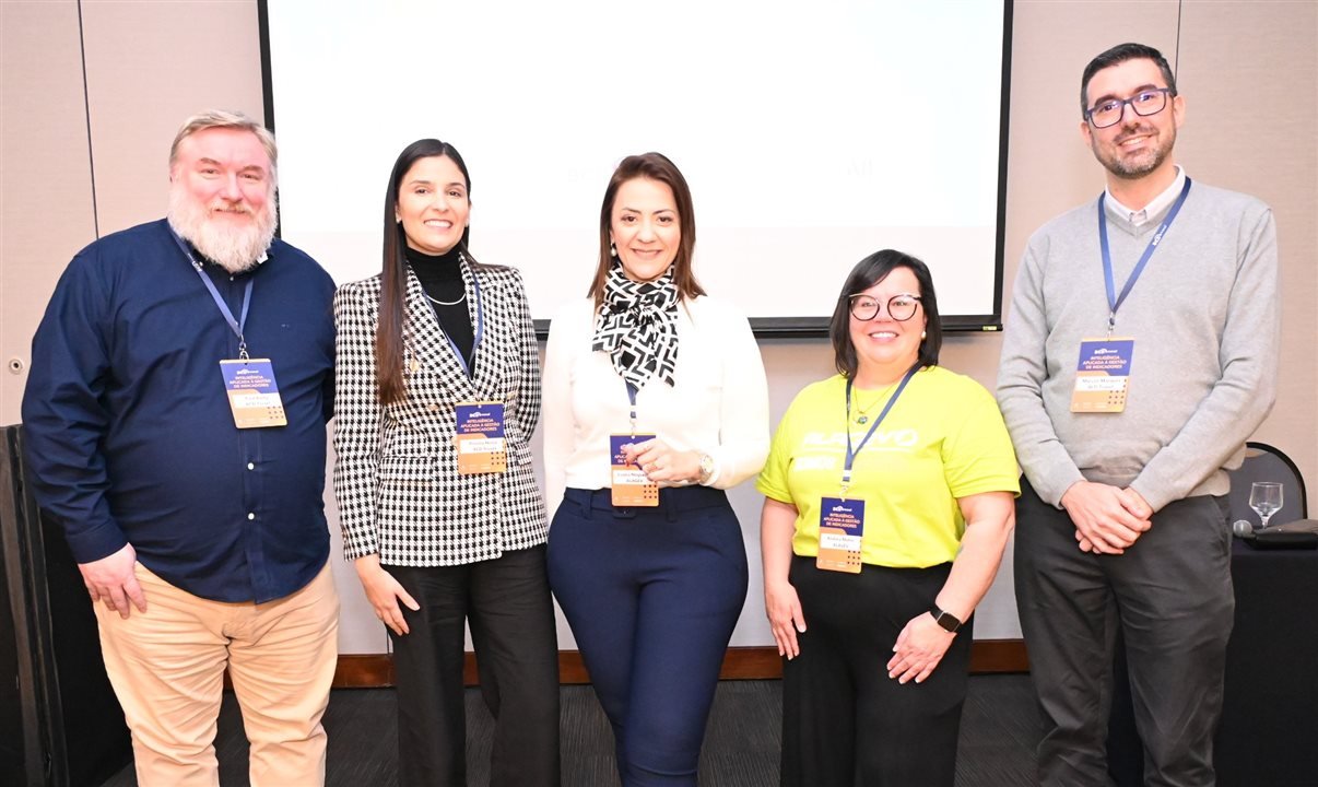 Luana Nogueira e Andrea Matos, da Alagev, entre Paul Barry, Priscila Neiva e Marcos Marques, da BCD Travel