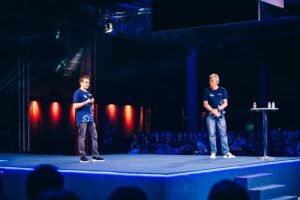 Edmar Mendoza e Edmar Bull, ambos da Copastur, apresentam o evento