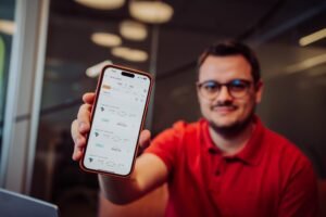 A grande inovação está na capacidade de combinar automaticamente trechos de ida e volta entre diferentes companhias aéreas, sempre priorizando o menor preço do mercado