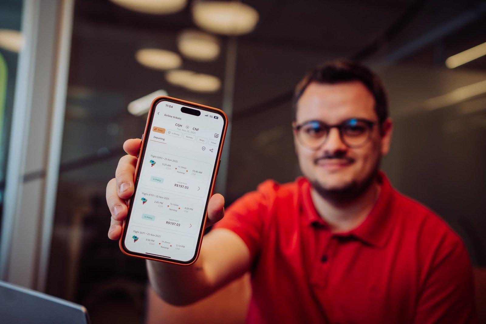 A grande inovação está na capacidade de combinar automaticamente trechos de ida e volta entre diferentes companhias aéreas, sempre priorizando o menor preço do mercado