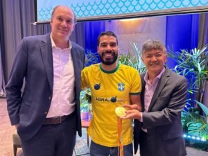 Duda Vasconcellos e Gervásio Tanabe, com o palestrante do encontro, Daniel Dias, atleta paralímpico e medalhista na natação