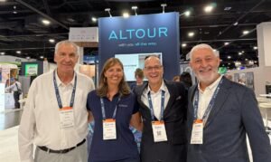 Carina Grenno e Gabe Rizzi, da Altour. entre Fernando Slomp e Tadeu Cunha, da AVIPAM