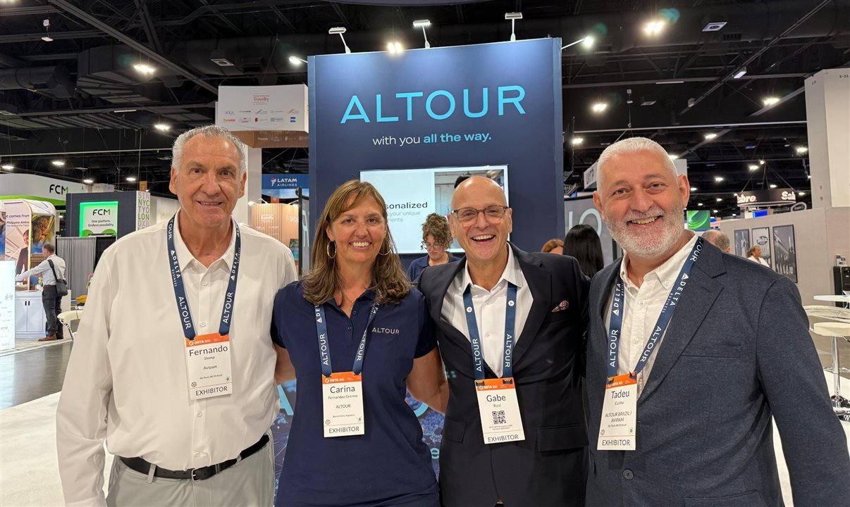 Carina Grenno e Gabe Rizzi, da Altour. entre Fernando Slomp e Tadeu Cunha, da AVIPAM