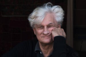 Berardi com o rosto apoiado em uma mão