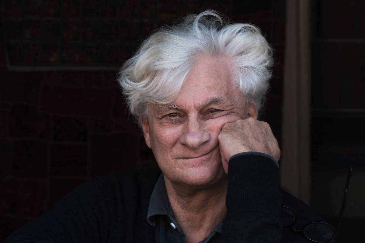 Berardi com o rosto apoiado em uma mão