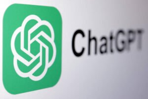 A imagem apresenta o logotipo do ChatGPT, que consiste em um ícone verde com um design de laço ou nó, ao lado do texto