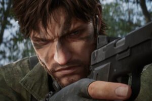 A imagem de um jogo de videogame mostra um homem com cabelo castanho e bagunçado, focando intensamente enquanto segura uma pistola. Ele está vestido com uma camisa verde e tem marcas de sujeira no rosto, sugerindo um ambiente de combate. O fundo é desfocado, com vegetação ao redor, indicando que ele está em um ambiente natural.