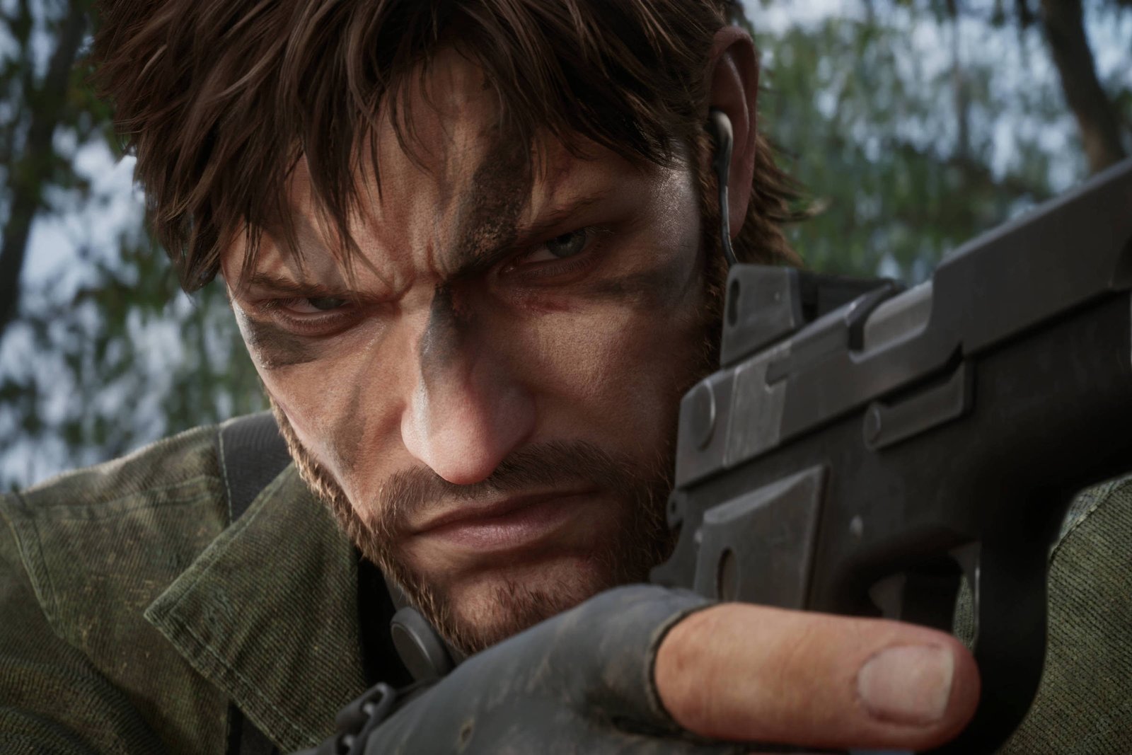 A imagem de um jogo de videogame mostra um homem com cabelo castanho e bagunçado, focando intensamente enquanto segura uma pistola. Ele está vestido com uma camisa verde e tem marcas de sujeira no rosto, sugerindo um ambiente de combate. O fundo é desfocado, com vegetação ao redor, indicando que ele está em um ambiente natural.