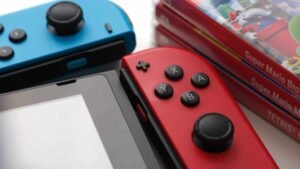 Close em Nintendo Switch ao lado de capinhas de jogos