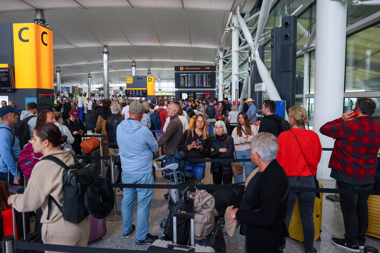 Ataque cibernético afeta operação de aeroportos europeus - 20/09/2025 - Mercado