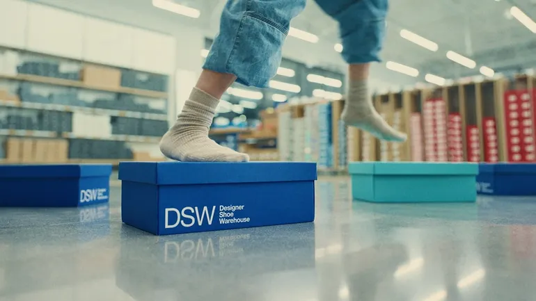 Como a nova plataforma de marca da DSW mostra a diversão das compras pessoais