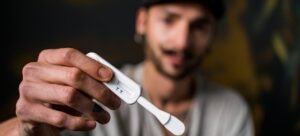 Um homem faz o autoteste de HIV em casa na Bulgária