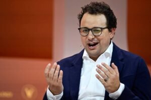 Anthropic provoca Musk e diz que IA deve curar câncer - 16/10/2025 - Tec