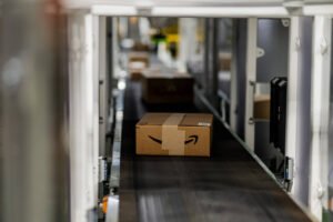 Amazon planeja substituir 500 mil empregos por robôs - 22/10/2025 - Mercado