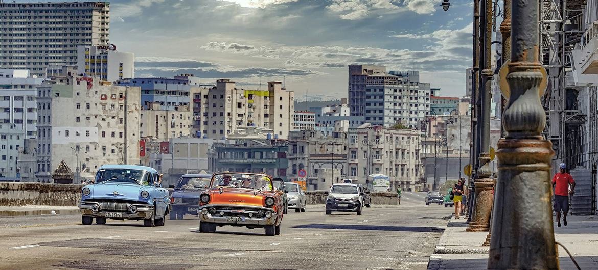 Trânsito atravessa o centro de Havana, Cuba. Bloqueio econômico teve início em 1960