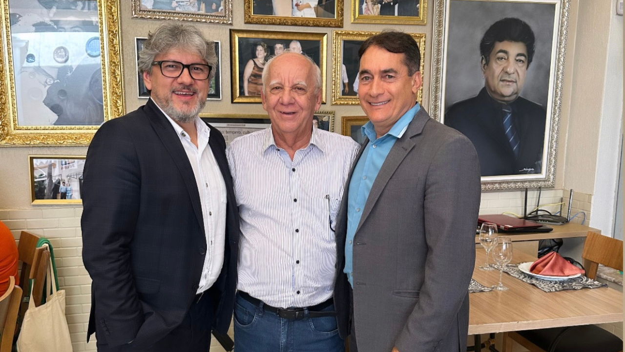 Alfredo Luiz Correia, Presidente do Fundepec-GO (Fundo Emergencial para a Sanidade Animal de Goiás) e Diretor Executivo do Sindileite, e Jair Borges, Presidente da Valeza Laticínios e também Presidente do Sindileite (Sindicato das Indústrias de Laticínios do Estado de Goiás)