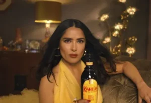 Dunkin' e Kahlúa recorrem a Salma Hayek Pinault para impulsionar produtos de marca conjunta