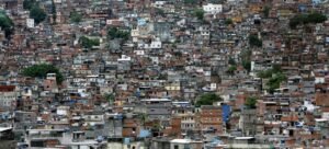 Uma favela extensa ao longo da encosta do Rio de Janeiro, Brasil. (foto de arquivo)